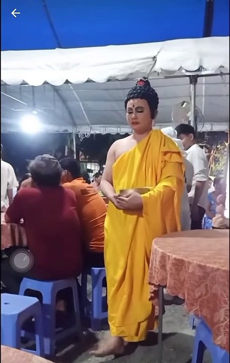 Đóng giả nhân vật linh thiêng để đi khất thực