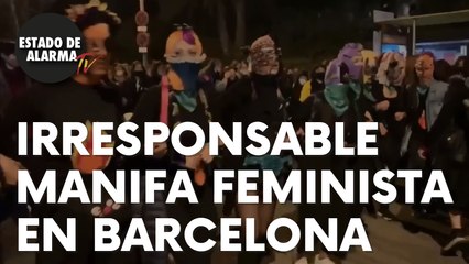 Sin distancia de seguridad ni mascarillas, la irresponsable manifa feminista en Barcelona