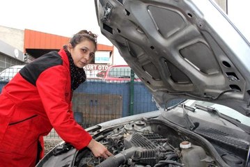 Sanayide muhasebeci olarak girdiği işletmede dizel araçların enjektörünü tamir ediyor