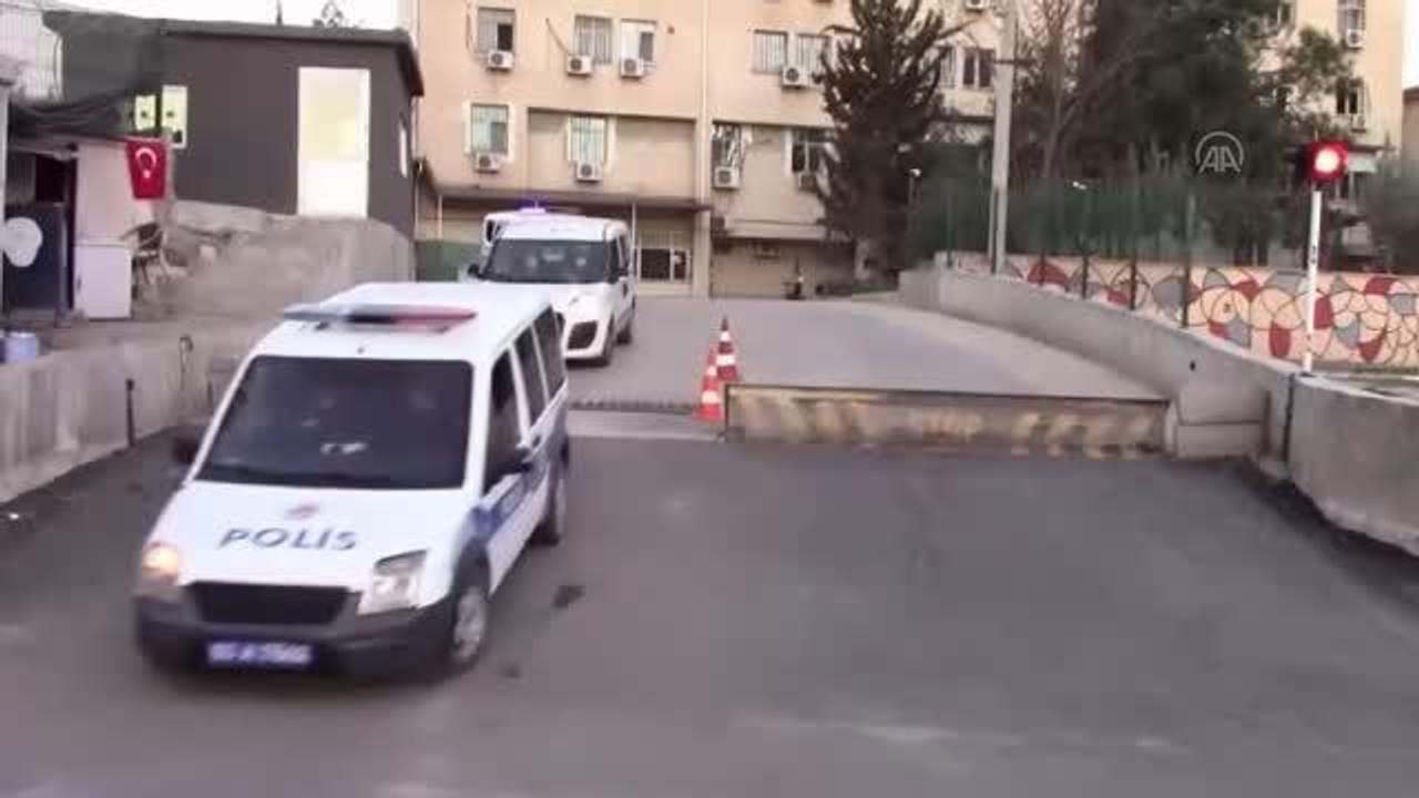 ŞANLIURFA - Şanlıurfa merkezli 13 ilde FETÖ'ye yönelik operasyonda, aralarında asker, polis ve kamu görevlilerinin de olduğu 35 kişi gözaltına alındı