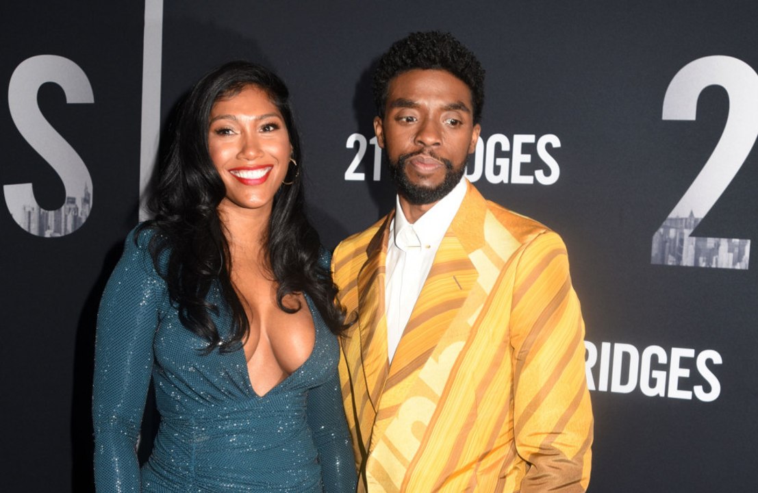 Chadwick Boseman's widow emotionally accepts Cr...
