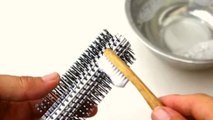 बाल झड़ने की एक वजह हो सकती है आपकी गंदी कंघी, जानें उसे साफ करने का तरीका | Boldsky