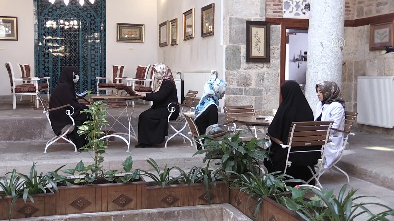 KONYA - Yıllar sonra üniversite bitiren ve hafız olan üç çocuk annesi azmiyle örnek oldu