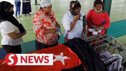 Tải video: Myanmar protests, after death of Suu Kyi official