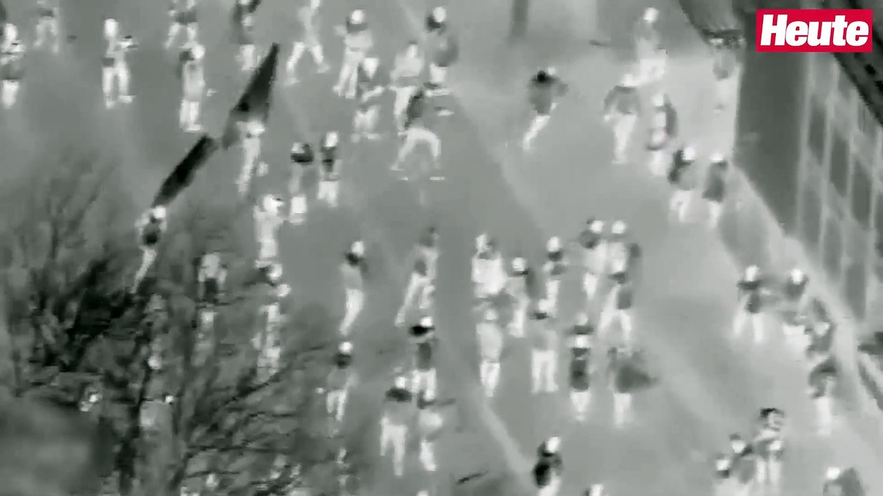 Video zeigt Sturm von 150 Demo-Chaoten auf Versicherung