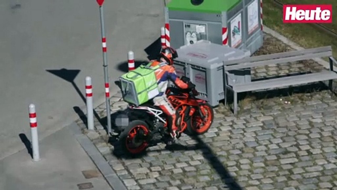 Mann liefert Essen mit rasantem KTM-Bike aus