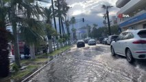 İskenderun'da anıt meydanı ve caddeler sular altında kaldı