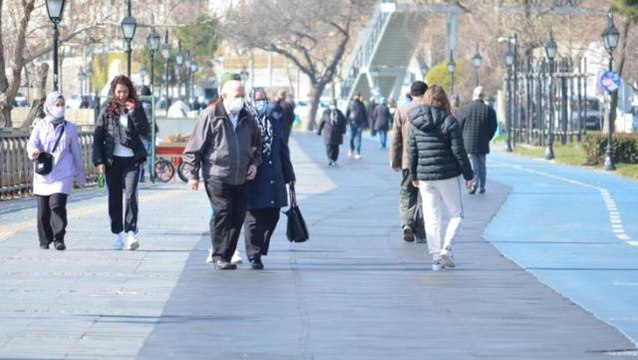 Uyarılar işe yaramıyor! Koronanın durdurulamadığı ilimizde endişelendiren görüntüler