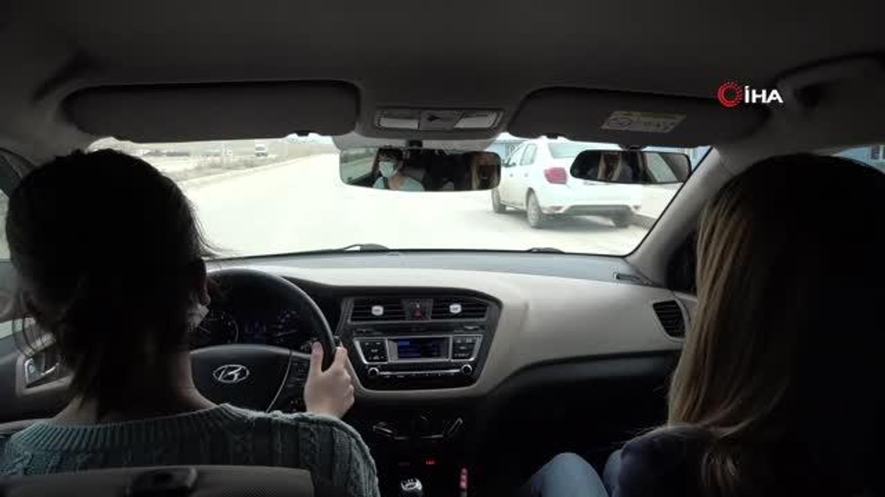 Trafikte örnek oldu, erkeklere direksiyon dersi veriyor