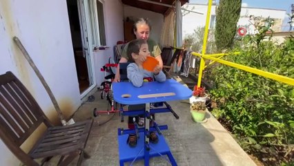 - Oğlunun tedavisine katkı sağlamak için çanta örüyor