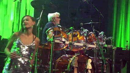 Cerrone et La Roux interprètent "Supernature" en live