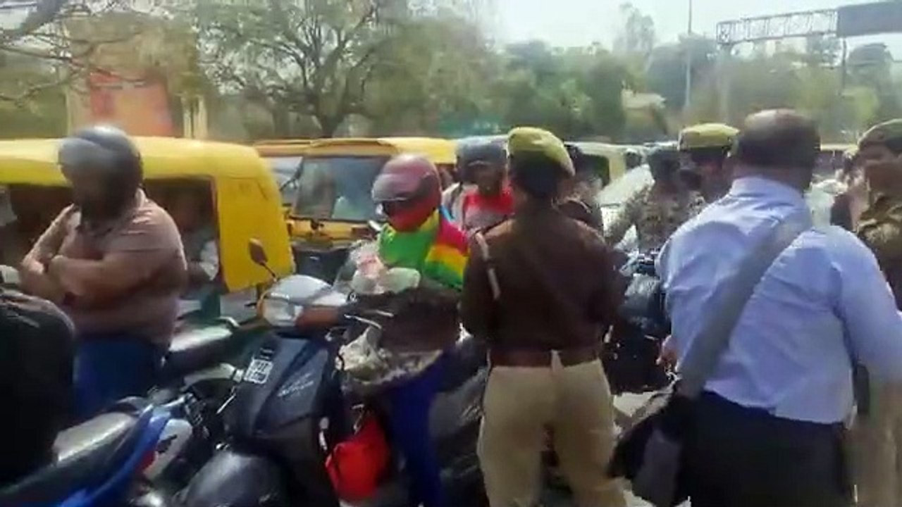महिला दिवस के मौके पर महिला पुलिसकर्मियों ने महिलाओं को फूल और कार्ड देकर किया सम्मानित