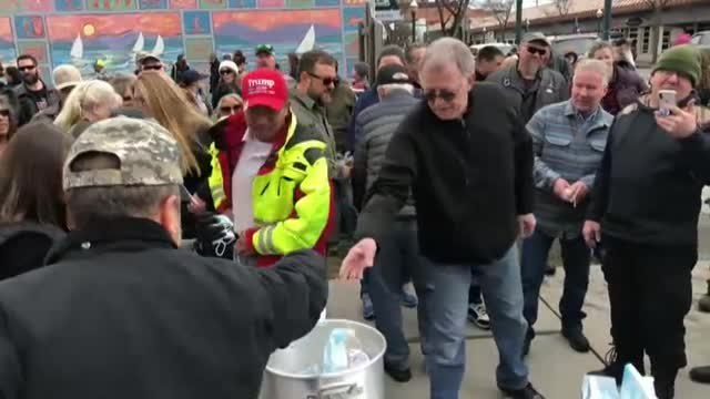 Queman mascarillas en el estado de Idaho para protestar por las restricciones de coronavirus