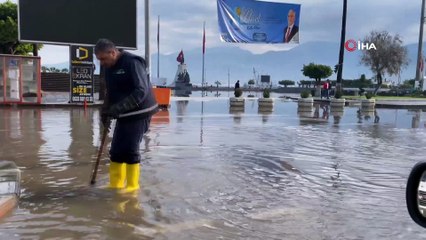 İskenderun'da anıt meydanı ve caddeler sular altında kaldı