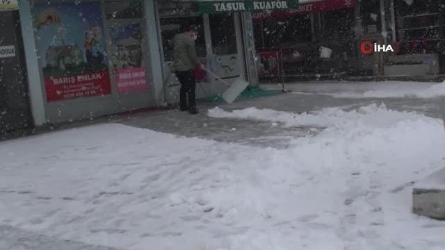 Varto'da kar yağışı yolları kapattı