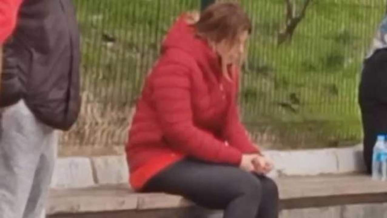 Kalp krizi geçiren babasının başından ayrılmayan Pelin Öztekin'in hastane önündeki hali yürek burktu