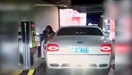 Kadın sürücü milyon dolarlık lüks aracı mahvetti!