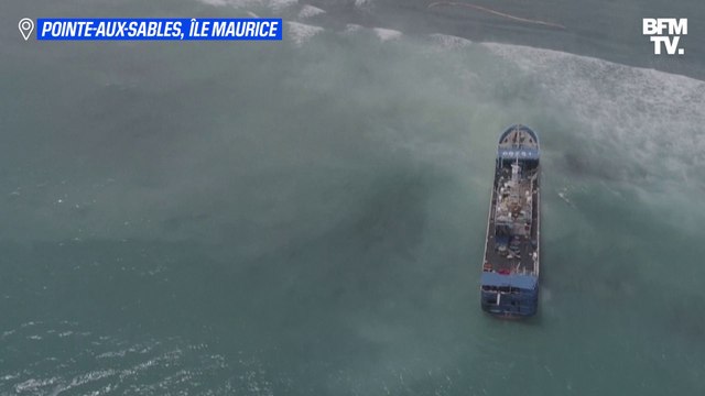 Île Maurice: un chalutier contenant 130 tonnes de fioul s'échoue près du rivage de Pointe-aux-Sables