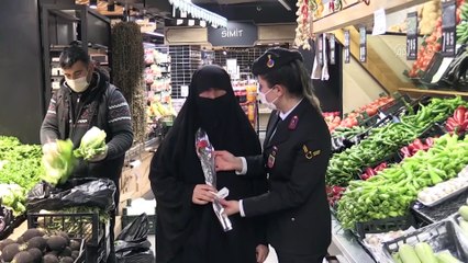 MUŞ - Güvenlik güçleri, kadınlara karanfil dağıttı