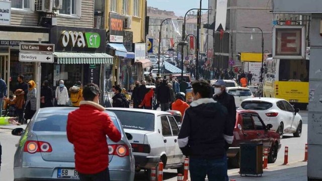 Aksaray’da tam kapanmanın ardından sokaklar tıklım tıklım