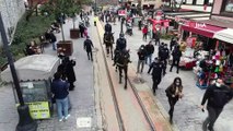 - Bursa'da kadın polisler 8 Mart Dünya Kadınlar Gününü karanfil dağıtarak kutladı