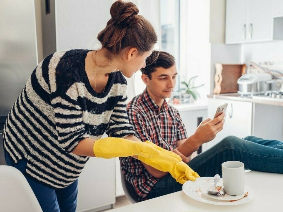 Hausarbeit: So stark überschätzen Männer ihren Anteil daran
