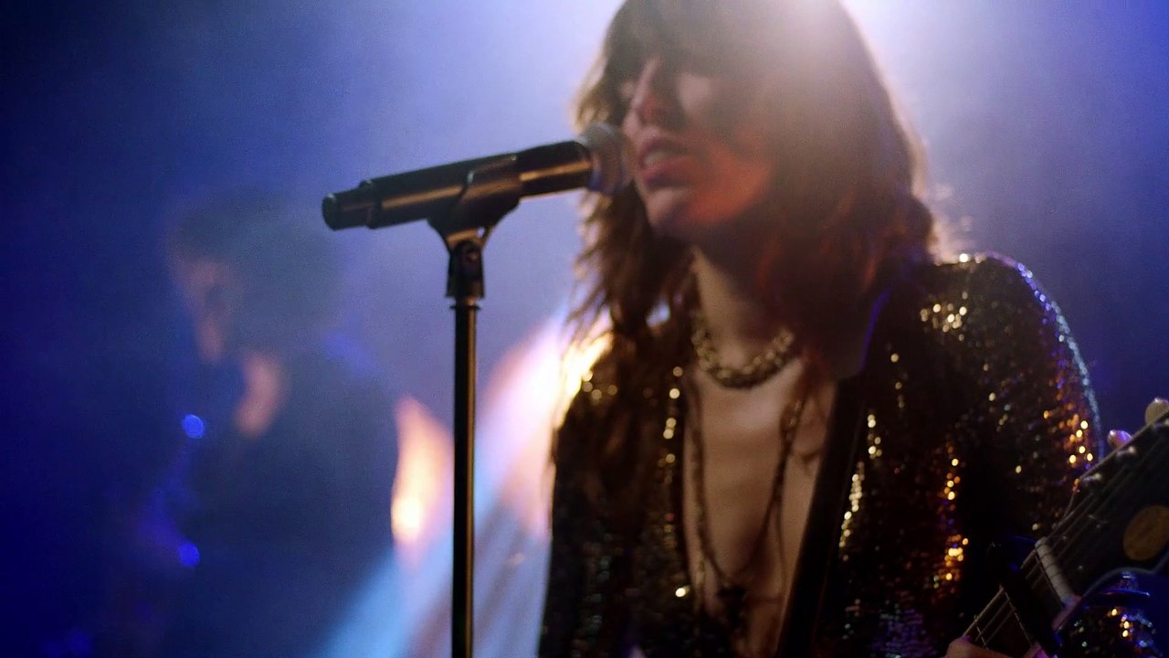 Lou Doillon en live aux Bains Douches pour Free Lance