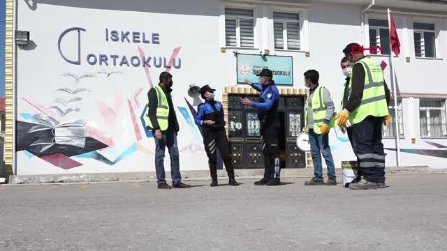 Van'da yüz yüze eğitim öncesi okul bahçelerine sosyal mesafe uyarı işaretleri çizildi - TEKRAR