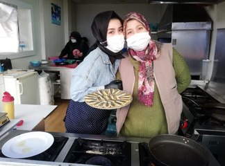 - Anne ve kızı, balık ızgara salonu işletiyor