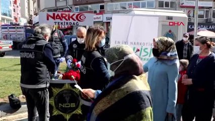 TEKİRDAĞ Tekirdağ polisi, kadınlara karanfil dağıttı