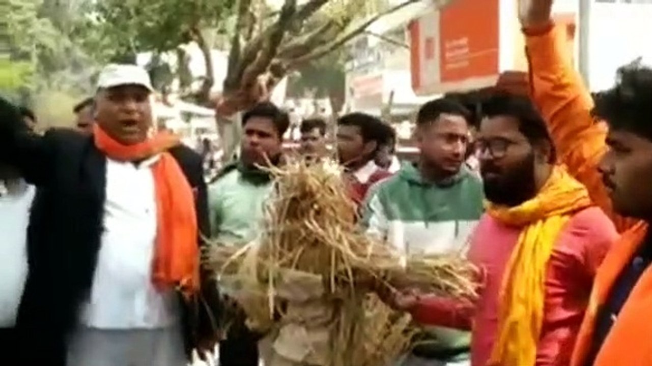विश्व हिंदू परिषद ने कांग्रेस के राहुल गांधी का पुतला फूंका