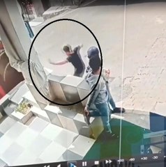 Ayağının üzerinden otobüs geçen çocuk ölümden kıl payı kurtuldu