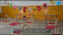 Emotivo gesto de un grupo de padres para la vuelta a clases en una escuela de La Plata