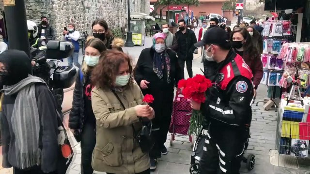 BURSA - Atlı polis birlikleri kadınlara karanfil dağıttı