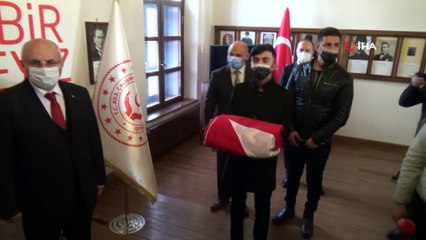 Erzurum’da bayrak teslim töreni