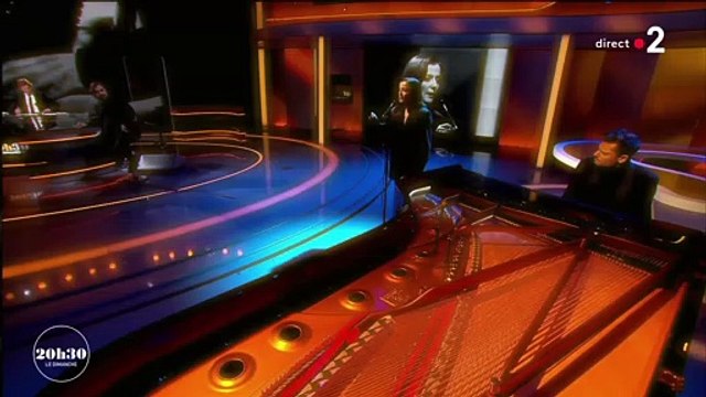 Camille Lellouche chante N'insiste pas en live sur France 2