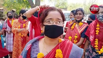 VIDEO : महिला दिवस पर अनशन रखा, ग्रेड पे बढ़ाने रचाई मेहंदी
