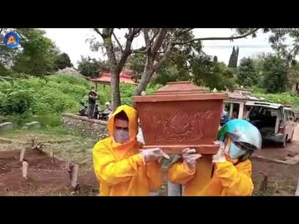 PETUGAS KECEWA DIBILANG PUNGLI, KELUARGA ANGKUT JENAZAH COVID-19 SENDIRI
