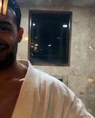 ¿Qué hace el novio de Britney Spears en su impresionante ducha?