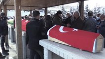 Diyarbakır'da trafik kazasında yaşamını yitiren uzman çavuş, eşi ve çocuğu toprağa verildi