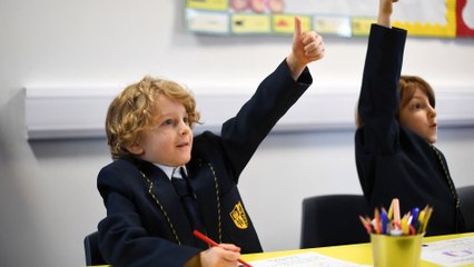 Descargar video: «Certains enfants ont énormément souffert» : les écoliers anglais enfin de retour à l'école