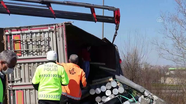 SAKARYA - Anadolu Otoyolu Sakarya gişelerinde devrilen tır ulaşımı aksattı