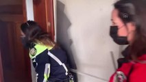 Son dakika haberleri: Marmaris'te kadın polisler, yalnız yaşayan çifti Kovid-19 aşısı için hastaneye götürdü