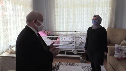 Hayatını kızı, SSPE hastası yatalak eşi ile otizmli yeğenine adayan kadın yılın kadını seçildi