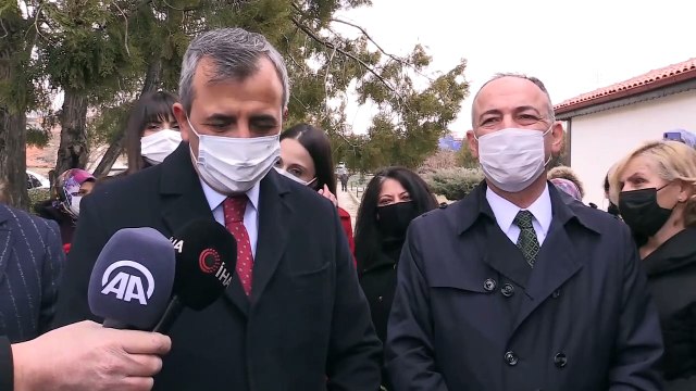 KIRIKKALE - Vali Sezer ve Başkan Saygılı, kadınlara karanfil hediye etti