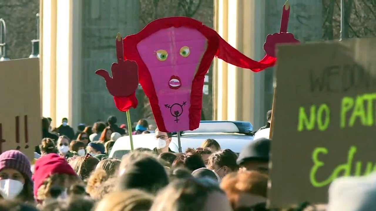 Massenkundgebung in berlin zum weltfrauentag