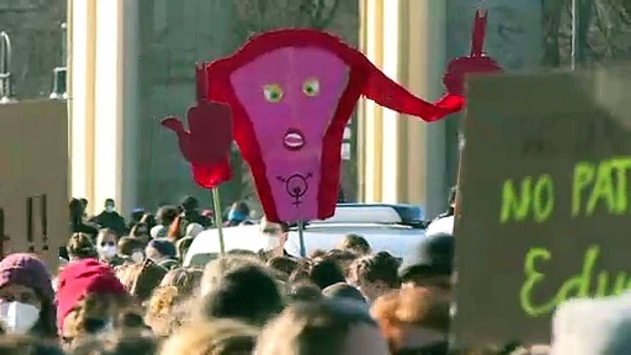 Massenkundgebung in Berlin zum Weltfrauentag