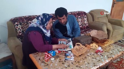 Elmas anne, işitme engelli oğluna 35 yıldır destek oluyor