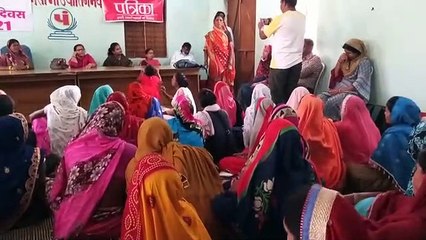 पत्रिका के स्थापना दिवस पर बांटे महिलाओं को सेनेटरी नैपकिन