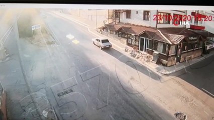 - Kamyonetle çarpışan otomobilden böyle fırladılar